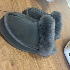 Ugg platform slippers size 7 only worn once don’t fit